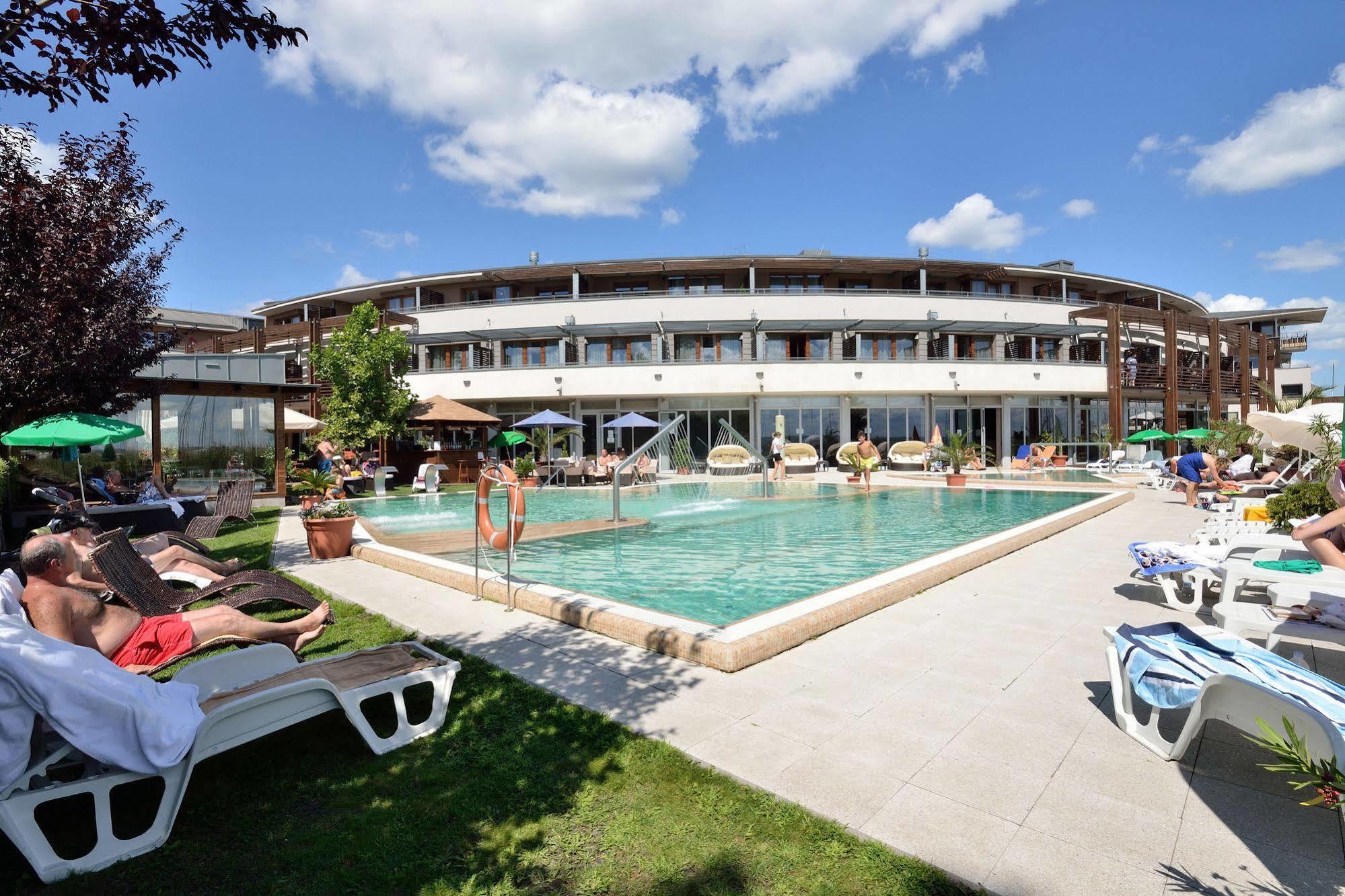 Hotel Golden Lake Resort Balatonfured Exterior photo